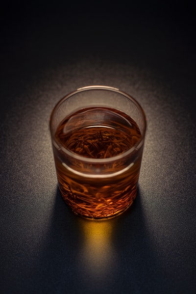 清楚饮用玻璃杯与棕色的液体
